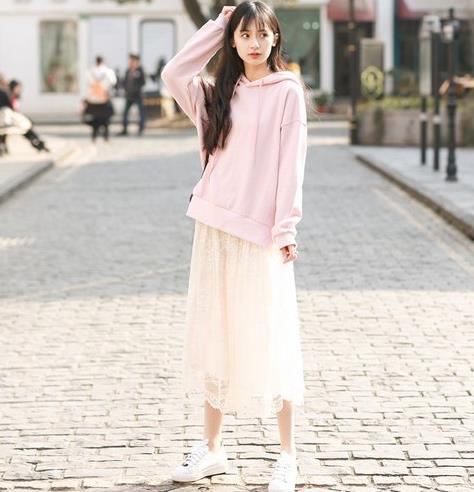 蕾丝半身长裙搭配卫衣：凸显大长腿（图）