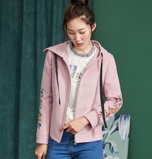 打造春日时尚的刺绣毛呢外套搭配示范（图）
