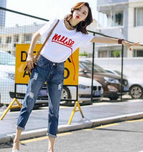 流苏毛边喇叭裤搭配小白鞋:打造春日青春活力 流苏毛边喇叭裤搭配小白鞋:打造春日青春活力