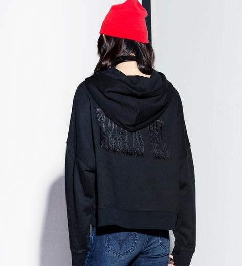 这样的卫衣搭配小脚裤都能美出天际(图) 这样的卫衣搭配小脚裤都能美出天际(图)