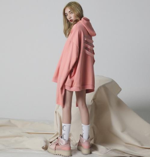 这样的卫衣搭配小脚裤都能美出天际(图) 这样的卫衣搭配小脚裤都能美出天际(图)