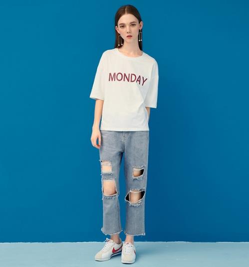 流苏毛边喇叭裤搭配小白鞋：打造春日青春活力