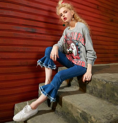 流苏毛边喇叭裤搭配小白鞋：打造春日青春活力