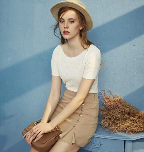 一年四季都必备的白T:修身显高技能翻倍(图) 一年四季都必备的白T:修身显高技能翻倍(图)