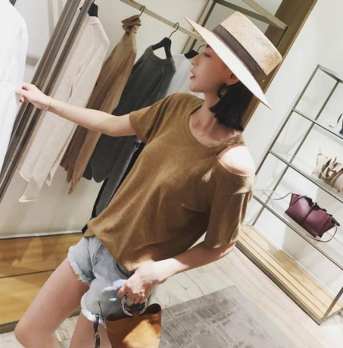 这样性感显气质的露肩T恤你有穿过吗(图) 这样性感显气质的露肩T恤你有穿过吗(图)