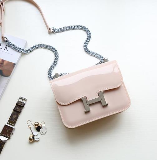 春季新款锁扣小方包 彰显时髦美感(图) 春季新款锁扣小方包 彰显时髦美感(图)