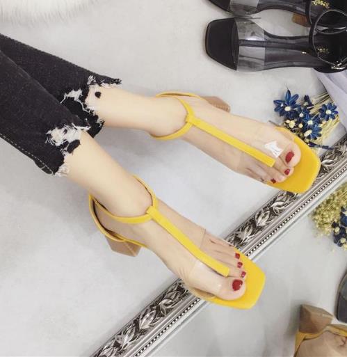 显高又时尚的水晶凉鞋 尽显白嫩透亮双足(图) 显高又时尚的水晶凉鞋 尽显白嫩透亮双足(图)