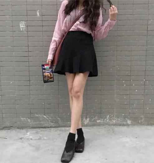潮人们都喜欢这样的半身裙搭配：减龄百搭