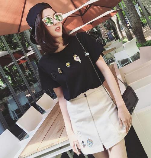 潮人们都喜欢这样的半身裙搭配：减龄百搭