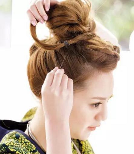 超简单的时尚扎法 三步扎出减龄花苞头（图）