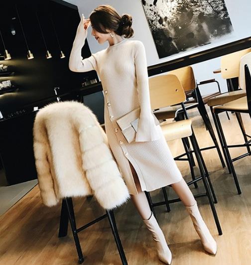 V领针织连衣裙是今年最流行的显瘦元素(图) V领针织连衣裙是今年最流行的显瘦元素(图)