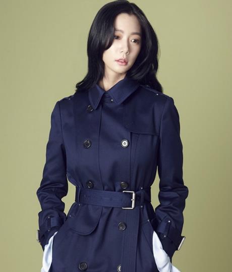 明星同款简约风衣 穿出春天里的飒爽英姿