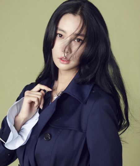 明星同款简约风衣 穿出春天里的飒爽英姿