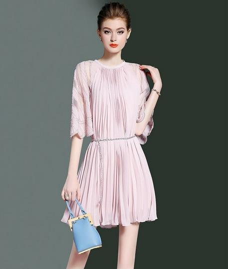 百褶连衣裙的多种搭配:个性又不失优雅(图) 百褶连衣裙的多种搭配:个性又不失优雅(图)