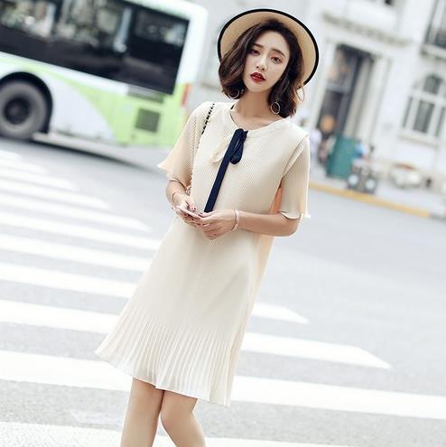 百褶连衣裙的多种搭配:个性又不失优雅(图) 百褶连衣裙的多种搭配:个性又不失优雅(图)