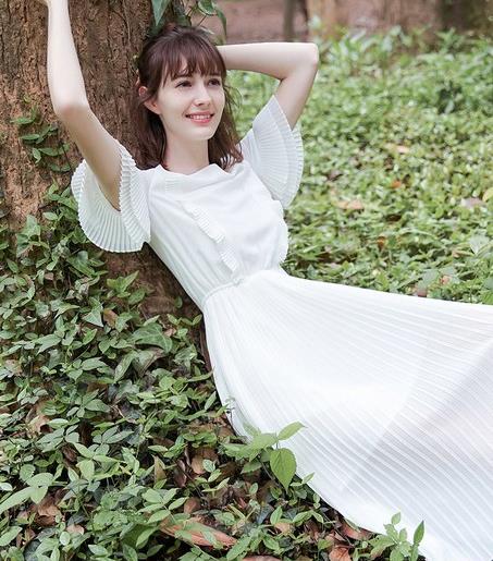 百褶连衣裙的多种搭配:个性又不失优雅(图) 百褶连衣裙的多种搭配:个性又不失优雅(图)