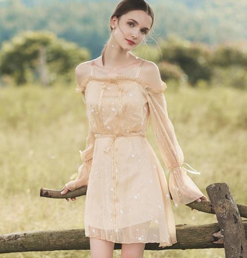 有一种美叫木耳边蕾丝连衣裙:优雅且浪漫 有一种美叫木耳边蕾丝连衣裙:优雅且浪漫