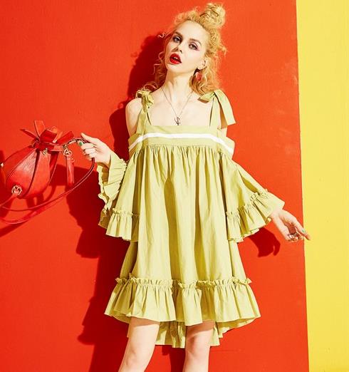 有一种美叫木耳边蕾丝连衣裙：优雅且浪漫