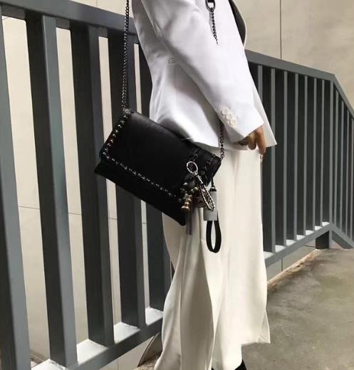 单肩斜跨链条包是成功女性的标配（图）