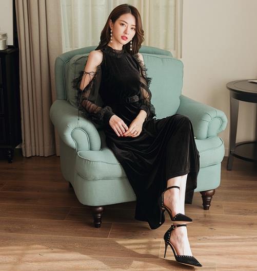 有了露肩连衣裙 再寻常的搭配也会不一样(图) 有了露肩连衣裙 再寻常的搭配也会不一样(图)