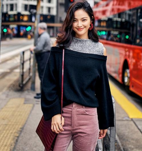 有了露肩连衣裙 再寻常的搭配也会不一样(图) 有了露肩连衣裙 再寻常的搭配也会不一样(图)