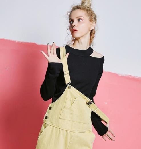 有了露肩连衣裙 再寻常的搭配也会不一样（图）