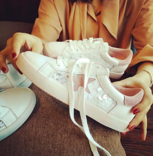 春季时髦穿搭：休闲鞋配风衣配牛仔裤都好看