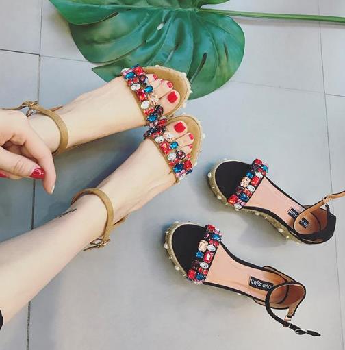 2018最新款韩版珍珠凉鞋:时髦显气质(图) 2018最新款韩版珍珠凉鞋:时髦显气质(图)