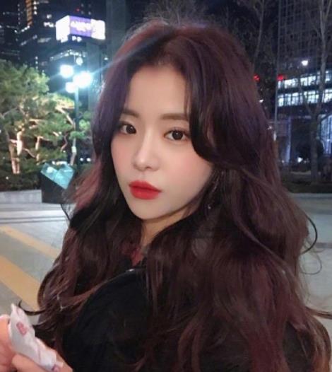 这样的长卷发发型配上红唇妆格外美（图）