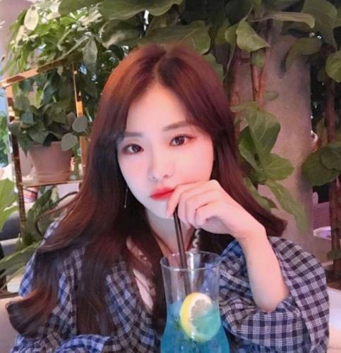 这样的长卷发发型配上红唇妆格外美（图）