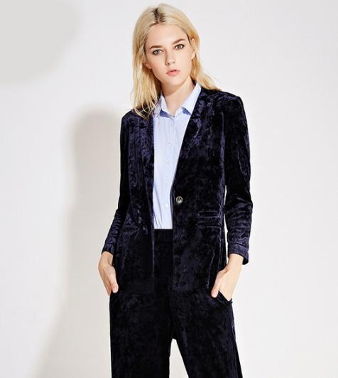 春季潮流穿搭：西装外套配牛仔裤时髦度飙升