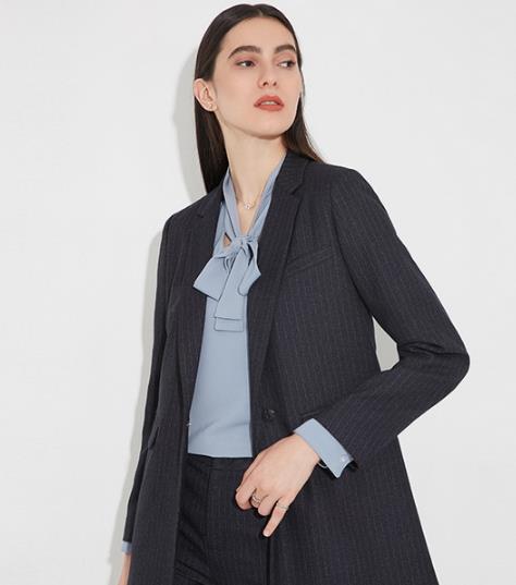 春季潮流穿搭：西装外套配牛仔裤时髦度飙升