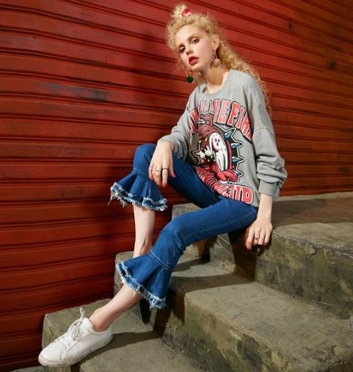 春季最强穿搭：喇叭裤配小白鞋刚刚好（图）