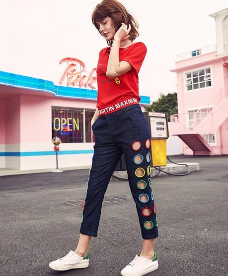 春季最强穿搭：喇叭裤配小白鞋刚刚好（图）