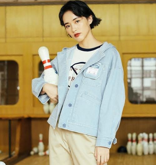 牛仔短外套配裤装率性而不失优雅(图) 牛仔短外套配裤装率性而不失优雅(图)