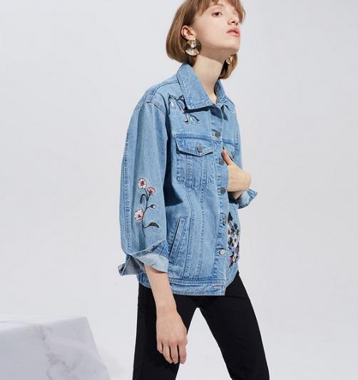 牛仔短外套配裤装率性而不失优雅(图) 牛仔短外套配裤装率性而不失优雅(图)