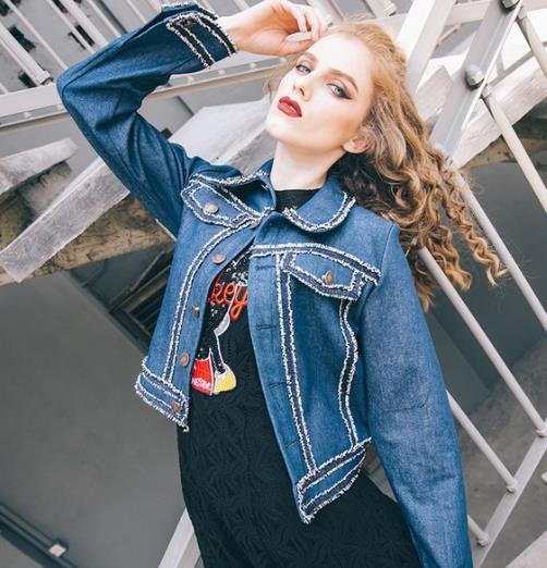 牛仔短外套配裤装率性而不失优雅（图）