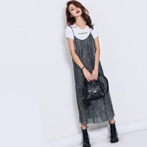 蕾丝吊带连衣裙两件套 凸显长腿和少女活力