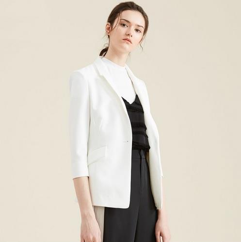 蕾丝吊带连衣裙两件套 凸显长腿和少女活力