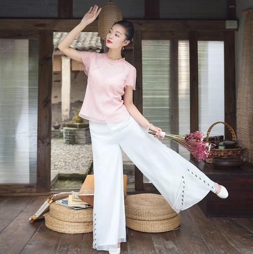 春夏最流行的开叉长裤 比长裙更上镜（图）