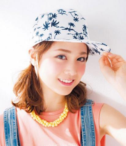 夏日惊艳戴帽发型扎法示范 让你美丽又防晒（图）