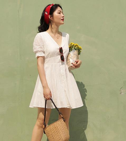 赶紧换上好看的连衣裙 裙摆飞扬迎春夏（图）