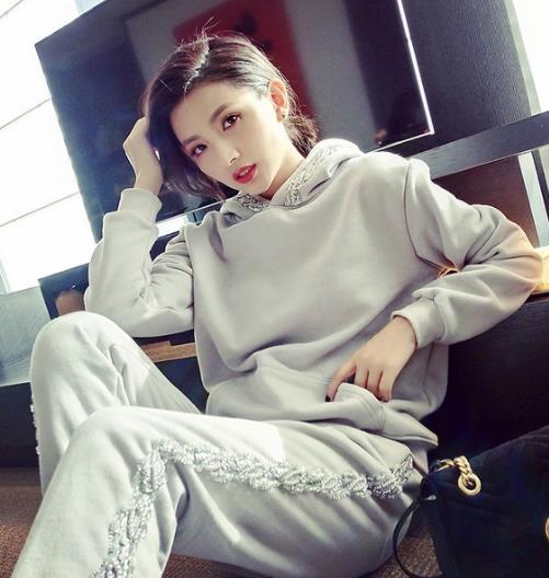 背带裙两件套的搭配 与性感不期而遇（图）