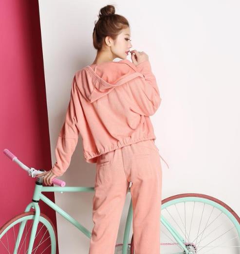 最适合在春季里张扬个性的套装搭配（图）