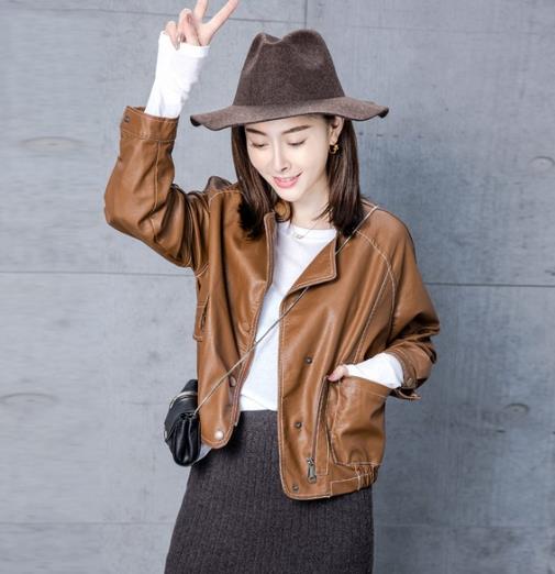 收腰短外套搭配碎花连衣裙：个性又不失甜美