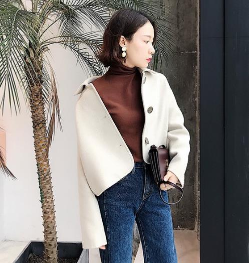 收腰短外套搭配碎花连衣裙：个性又不失甜美