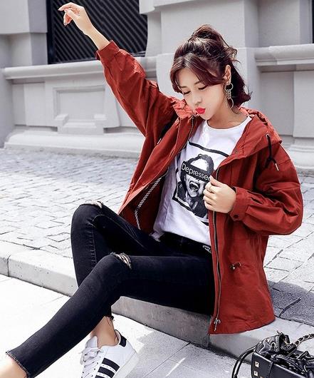 收腰短外套搭配碎花连衣裙：个性又不失甜美