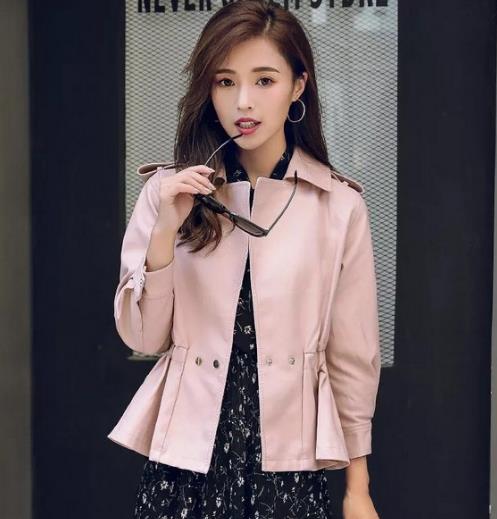 收腰短外套搭配碎花连衣裙：个性又不失甜美