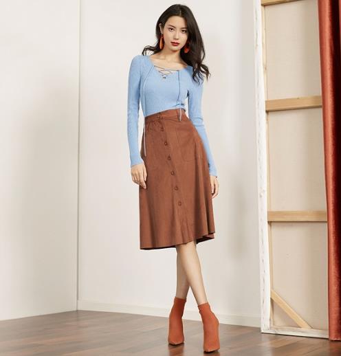 春季新款针织半身裙这么穿才好看（图）