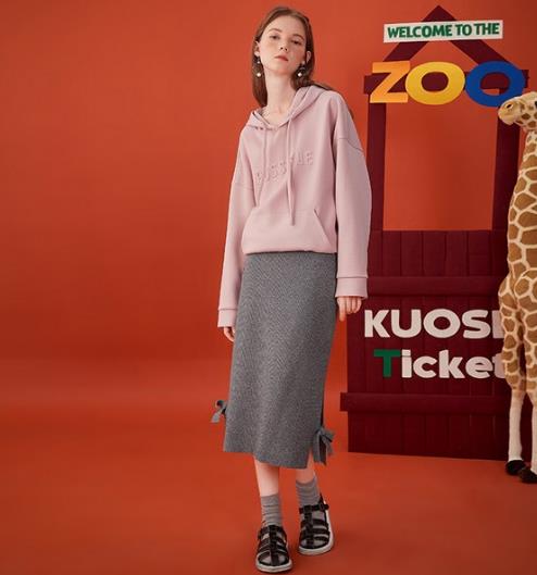 春季新款针织半身裙这么穿才好看（图）